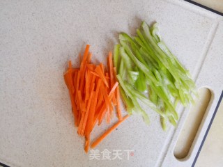 鲜香又营养的炒鱼面的做法步骤：2