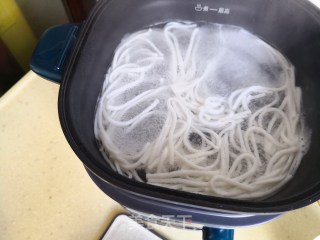 鲜香又营养的炒鱼面的做法步骤：4