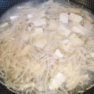 金针菇豆腐汤的做法步骤：4