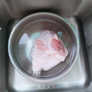 红烧肘子的做法步骤：1