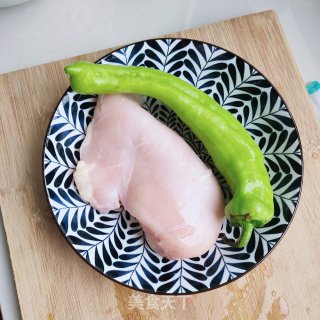 鸡胸肉炒辣椒的做法步骤：1