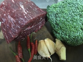 西兰花炒牛肉的做法步骤：1