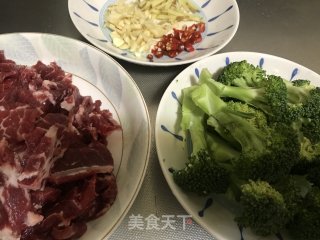 西兰花炒牛肉的做法步骤：2