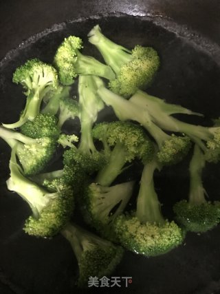 西兰花炒牛肉的做法步骤：4