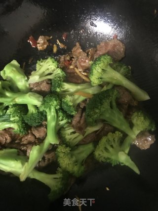 西兰花炒牛肉的做法步骤：8