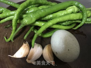 青椒炝皮蛋的做法步骤：1