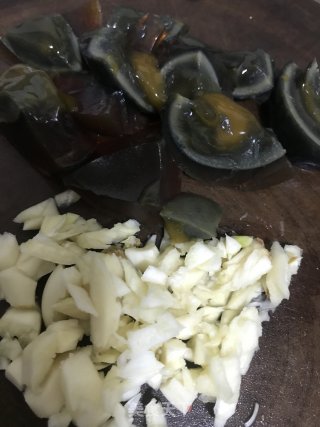 青椒炝皮蛋的做法步骤：3