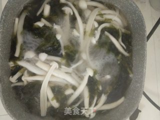 紫菜加海鲜菇蛋花汤的做法步骤：3