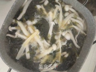 紫菜加海鲜菇蛋花汤的做法步骤：4