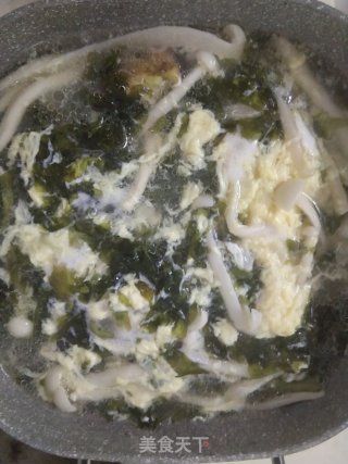 紫菜加海鲜菇蛋花汤的做法步骤：5
