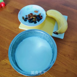 葡萄干香蕉拌酸奶的做法步骤：1