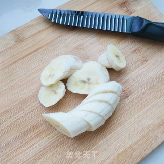 葡萄干香蕉拌酸奶的做法步骤：2