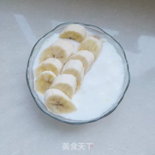 葡萄干香蕉拌酸奶的做法步骤：4