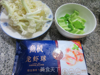 青椒龙虾球炒花菜的做法步骤：1