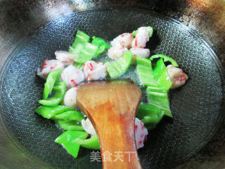 青椒龙虾球炒花菜的做法步骤：4