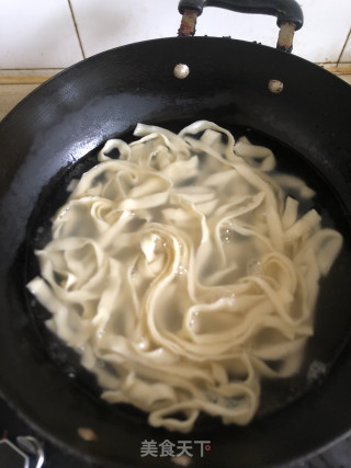 烂肉青椒盖浇面的做法步骤：1