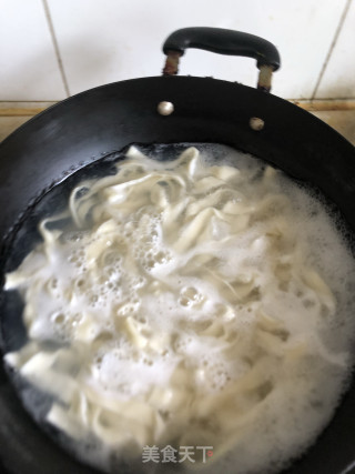烂肉青椒盖浇面的做法步骤：2