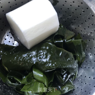 裙带菜萝卜虾肉汤的做法步骤：1