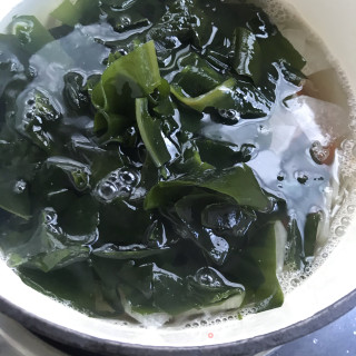 裙带菜萝卜虾肉汤的做法步骤：8