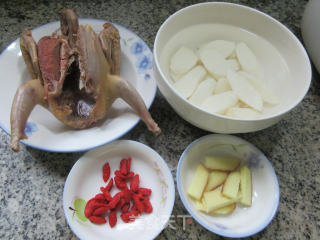 铁棍山药鸽子汤的做法步骤：1