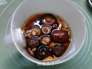 酱香菌菇腊肉夏巴塔的做法步骤：2