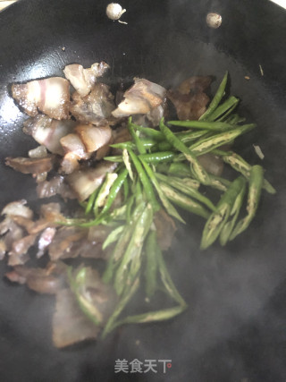 青椒炒腊肉的做法步骤：3