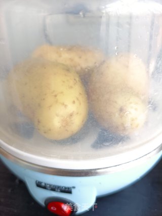 土豆鲜虾沙拉的做法步骤：2