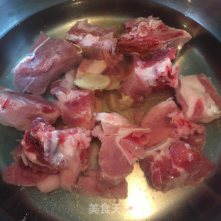 毛豆烧排骨的做法步骤：1