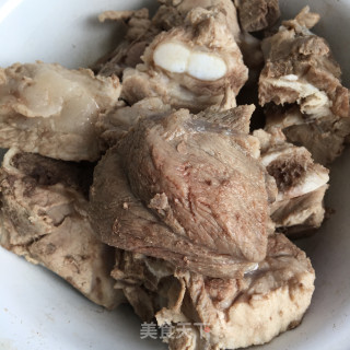 毛豆烧排骨的做法步骤：2