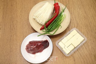 蒸牛肉豆腐金针菇的做法步骤：1