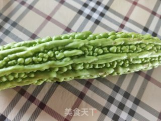 清火枸杞拌苦瓜的做法步骤：1