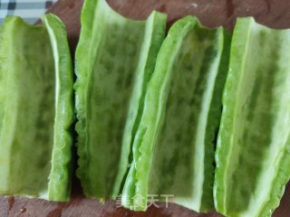 清火枸杞拌苦瓜的做法步骤：2