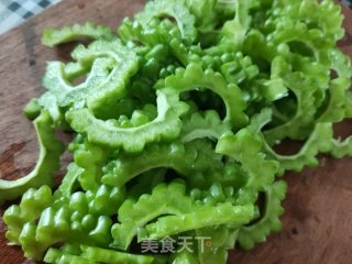 清火枸杞拌苦瓜的做法步骤：3