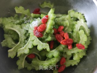 清火枸杞拌苦瓜的做法步骤：5