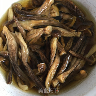 菌菇烧鸡腿的做法步骤：2