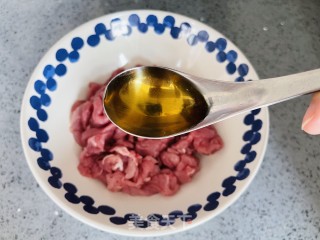 酱汁浓郁的京酱肉丝的做法步骤：2