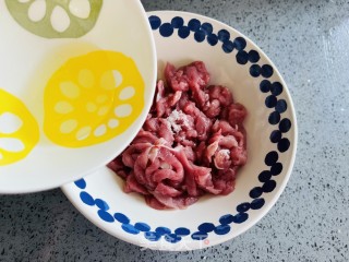 酱汁浓郁的京酱肉丝的做法步骤：4