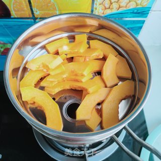 南瓜发面蒸饼的做法步骤：1