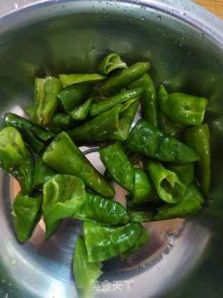 辣椒炒肉片的做法步骤：1