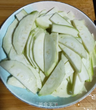 清炒丝瓜的做法步骤：1