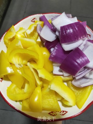 菜椒洋葱炒五花肉的做法步骤：1
