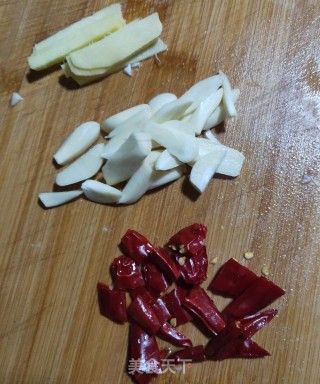 菜椒洋葱炒五花肉的做法步骤：2