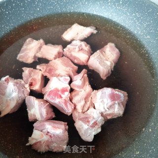 冬瓜炖排骨的做法步骤：1