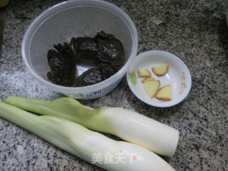 六月黄炒茭白的做法步骤：1