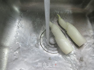 六月黄炒茭白的做法步骤：2