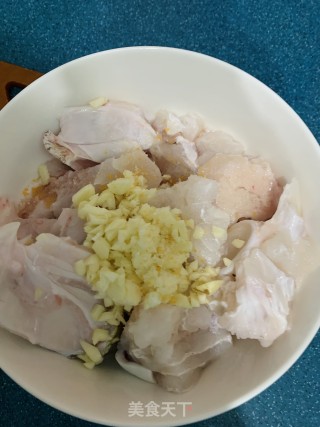 蒜蓉蒸龙躉腩的做法步骤：1