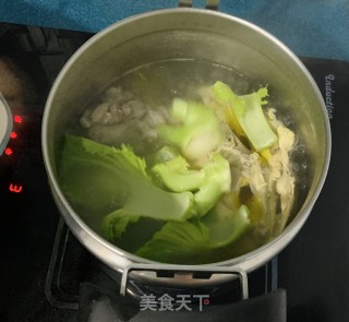 排骨咸蛋芥菜汤的做法步骤：3