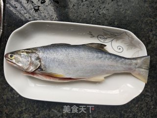 红糟蒸午鱼的做法步骤：1