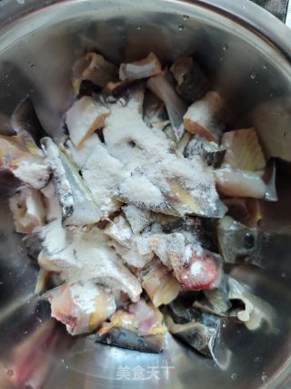 炸鲟龙鱼骨的做法步骤：2