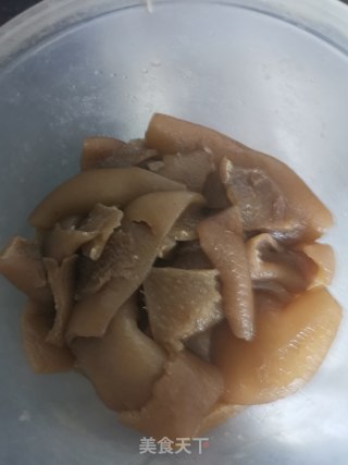 麻辣猪皮的做法步骤：1